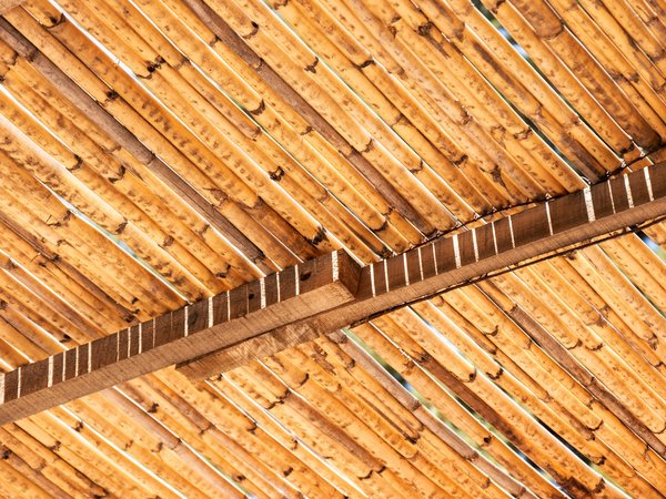 Comment choisir et installer une bâche de protection contre la pluie en camping?